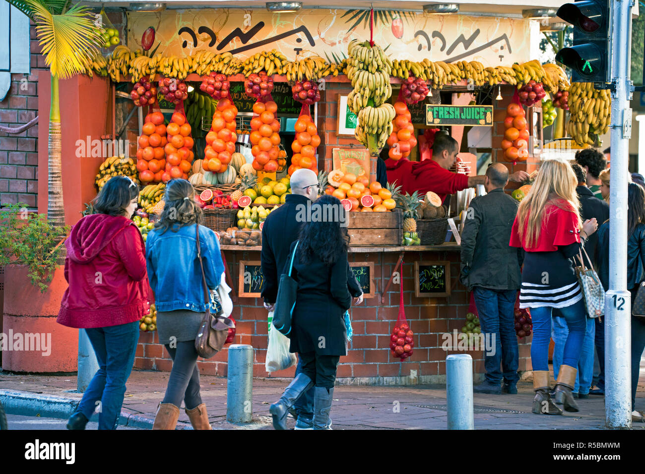Israel, Tel Aviv, Fresh juice stall in Dizengoff street the centre of town Stock Photo