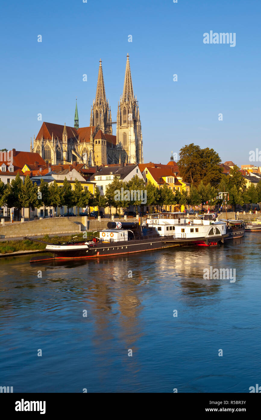 Dom St. Peter cathedral and the River Danube, Regensburg, Germany Stock Photo