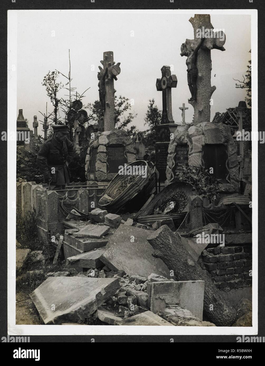 French graves smashed by German shell fire [Richebourg]. 6 August 1915. Record of the Indian Army in Europe during the First World War. 20th century, 6 August 1915. Gelatin silver prints. Source: Photo 24/(268). Author: Girdwood, H. D. Stock Photo