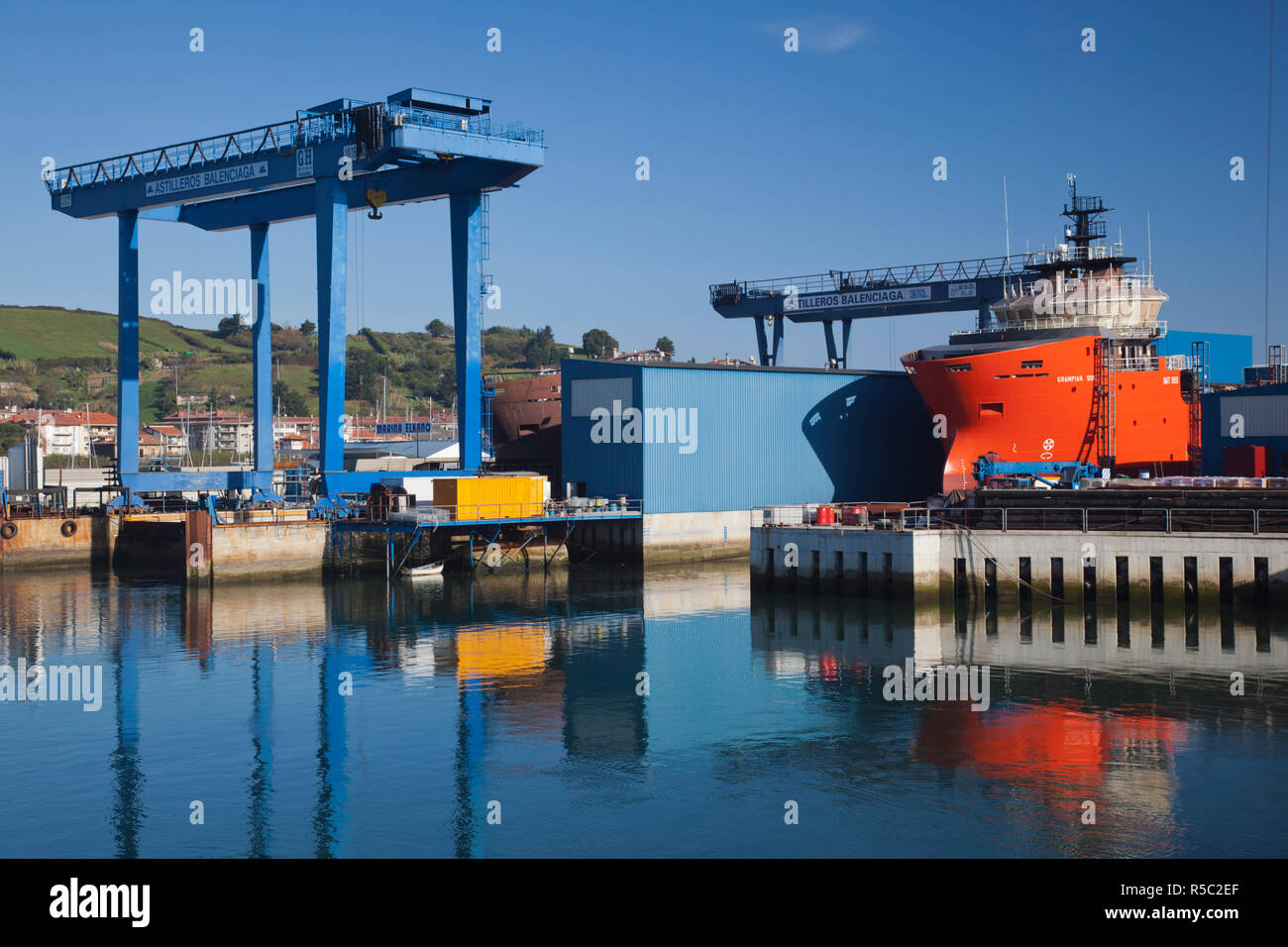 Shipyard guipuzcoa spain hi-res stock photography and images - Alamy