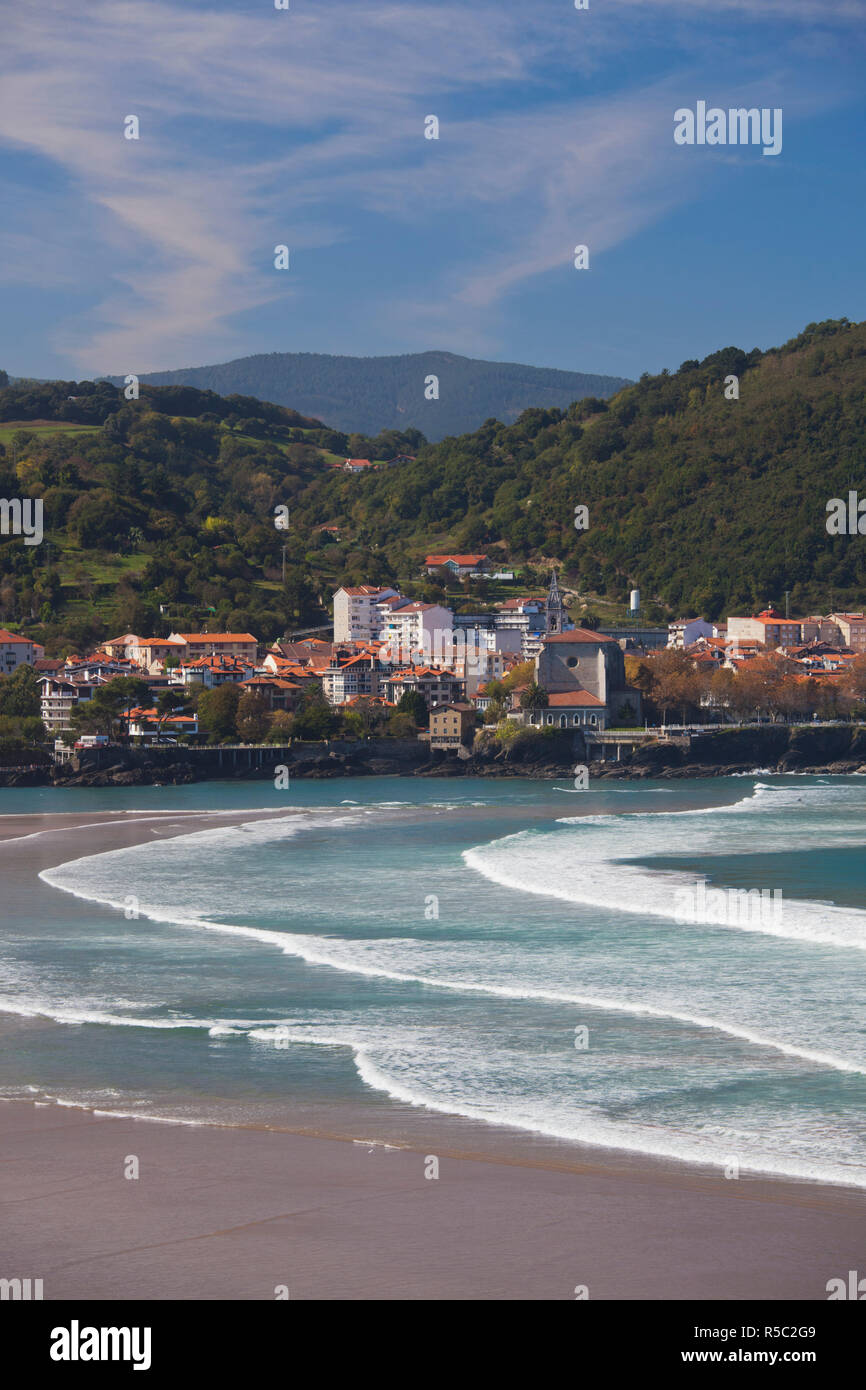 Spain, Basque Country Region, Vizcaya Province, Mundaka, one of Europe's great surfing destinations, town and beach Stock Photo
