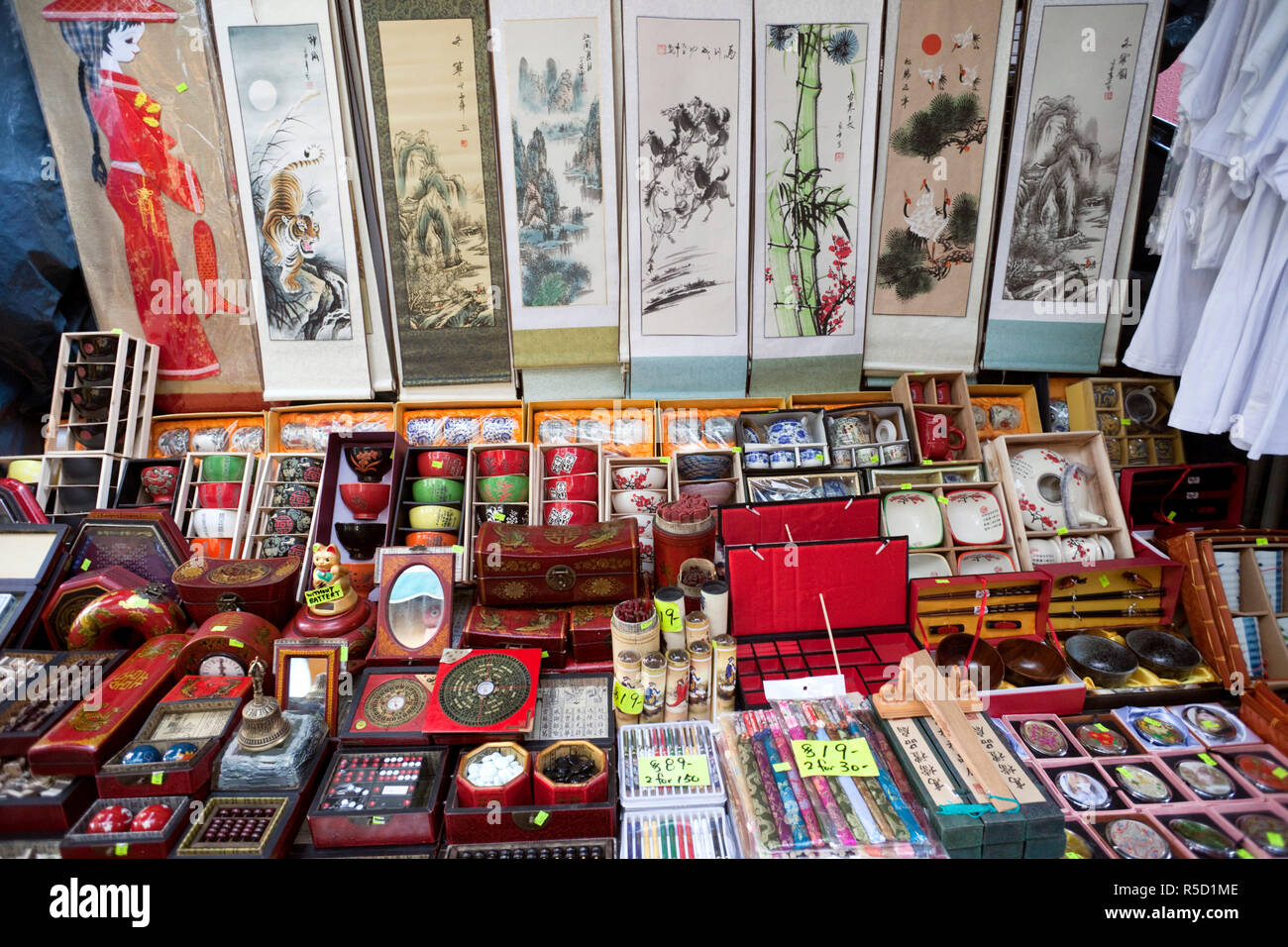 Hong kong art stalls hi-res stock photography and images - Alamy