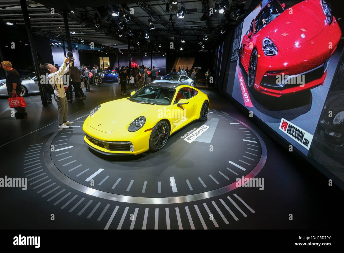 Los Angeles, USA. 30th Nov, 2018. Visitors look at the new Porsche 911 Carrera 4S on the opening day of the Los Angeles (LA) Auto Show, in Los Angeles, the United States, Nov. 30, 2018. The 2018 LA Auto Show began with 1,000 vehicles on display, test drive opportunities, various experiences and celebrity appearances. The show will remain open to the public until Dec. 9. Credit: Zhao Hanrong/Xinhua/Alamy Live News Stock Photo
