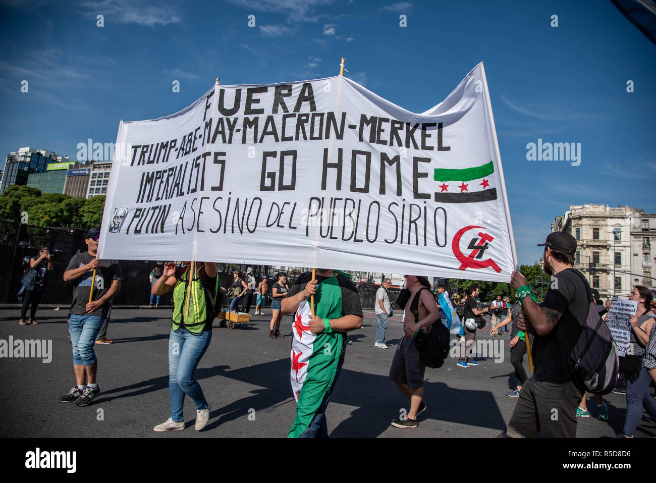 Buenos Aires, Argentina. 30th Nov, 2018. Nov 30, 2018 - Buenos Aires, Argentina - Hundreds of thousands of anti-capitalist and other protesters marched through the Argentine capital Buenos Aires on Friday against the G20 summit. Credit: Maximiliano Ramos/ZUMA Wire/Alamy Live News Stock Photo