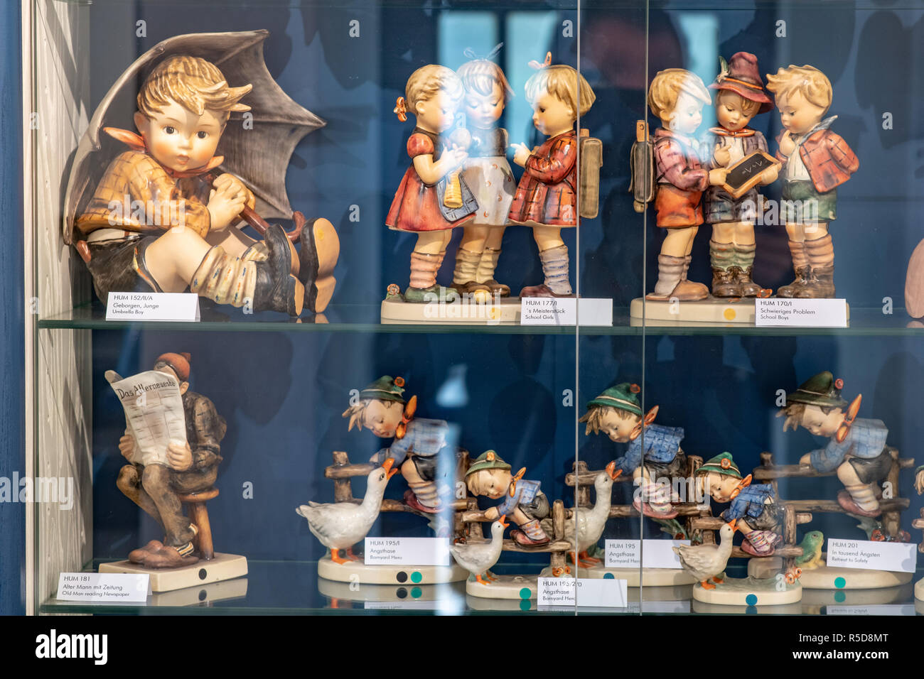 Massing, Germany. 29th Nov, 2018. Hummel porcelain figures stand in a  showcase in the Berta Hummel
