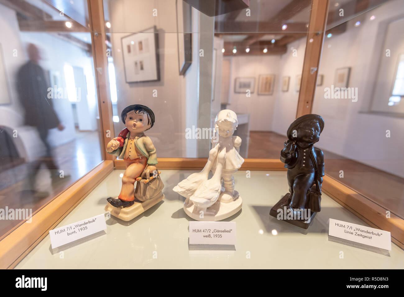 Massing, Germany. 29th Nov, 2018. The Hummel porcelain figures "Wanderbub",  "Gänseliesl" and "Wanderbub Linie Zeitgeist" are displayed in a showcase in  the Berta Hummel Museum. The museum is to be saved -