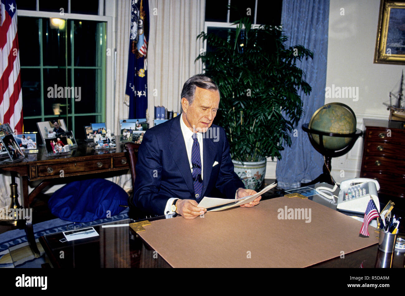 ***FILE PHOTO*** George H.W. Bush Has Passed Away United States President George H.W. Bush poses for photos in the Oval Office of the White House in Washington, DC after announcing the start of the air offensive to liberate Kuwait after it was overrun by Iraq on January 16, 1991. Credit: Ron Sachs/CNP /MediaPunch Credit: MediaPunch Inc/Alamy Live News Stock Photo