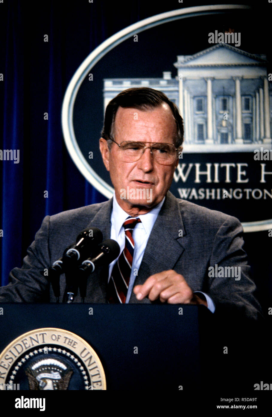 ***FILE PHOTO*** George H.W. Bush Has Passed Away United States President George H.W. Bush holds a press conference on the crisis with Iraq in the Brady Press Briefing Room at the White House in Washington, DC on August 17, 1990. Credit: Howard L. Sachs/CNP /MediaPunch Credit: MediaPunch Inc/Alamy Live News Stock Photo