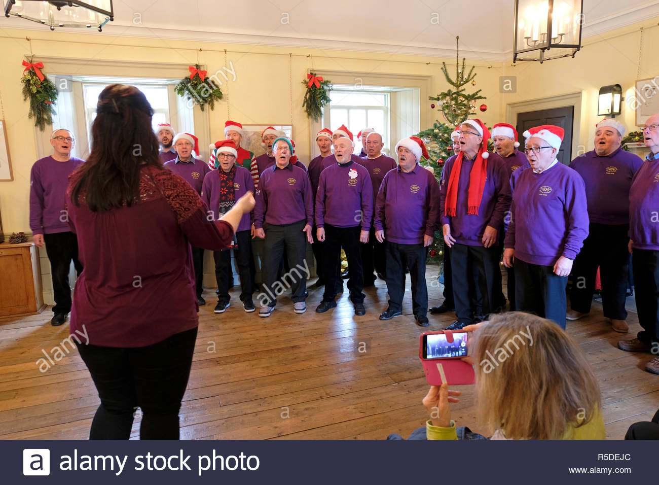 Edinburgh, Scotland, United Kingdom. 1st December,  2018.  The Rolling Hills Chorus performs for St. Andrew Fair Event at the Botanic Cottage, Royal Botanic Garden, raising money for the Cyrenians charity helping the homeless.  Credit: Craig Brown/Alamy Live News. Stock Photo