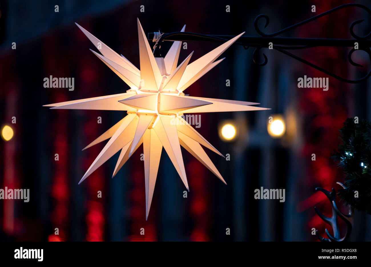 Saxony, Germany. Bückeburg Castle, Germany. 1st December 2018.  A star shines on the Christmas market in front of Schloss Bückeburg. Photo: Peter Steffen/dpa Credit: dpa picture alliance/Alamy Live News Stock Photo