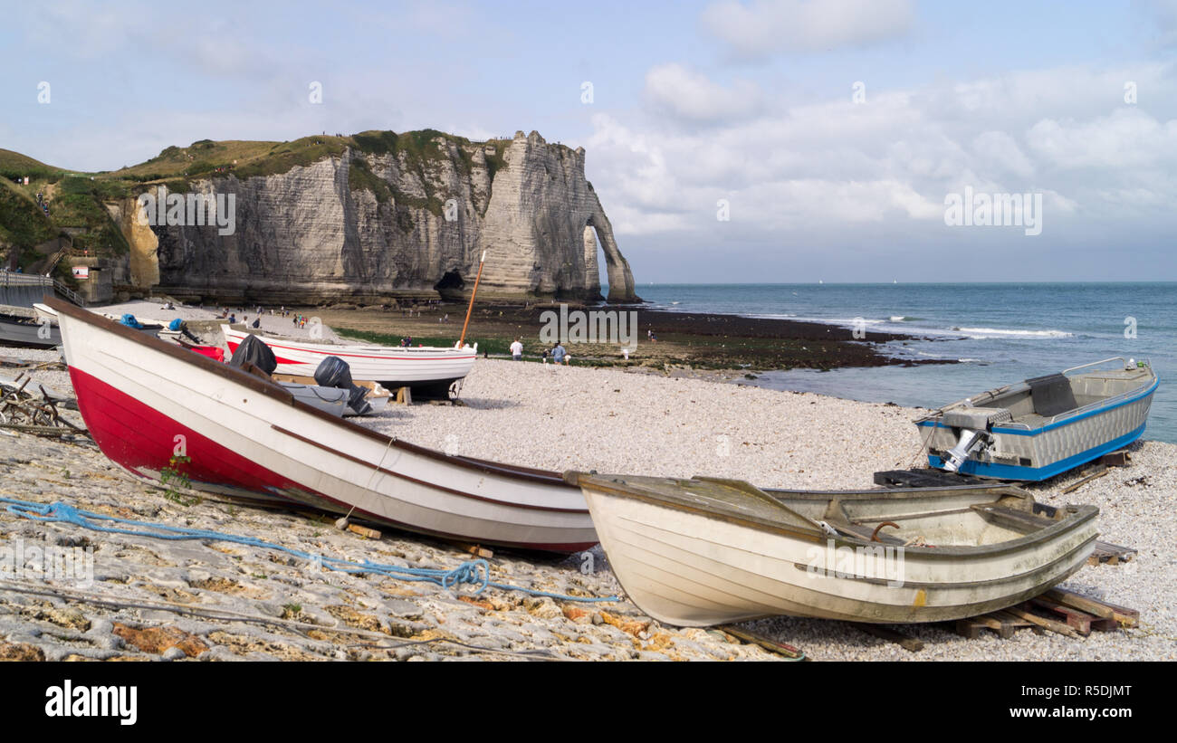 Fishing boats on beach etretat hi-res stock photography and images - Alamy