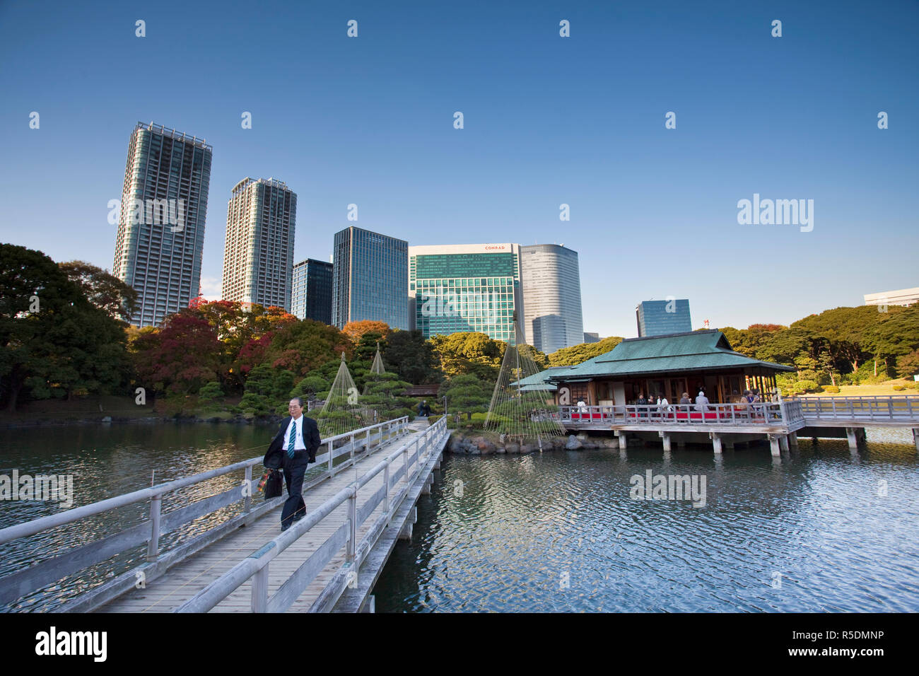 Tea House in the Hama Rikyu Japanese Garden, Shiodome, Tokyo, Japan ...