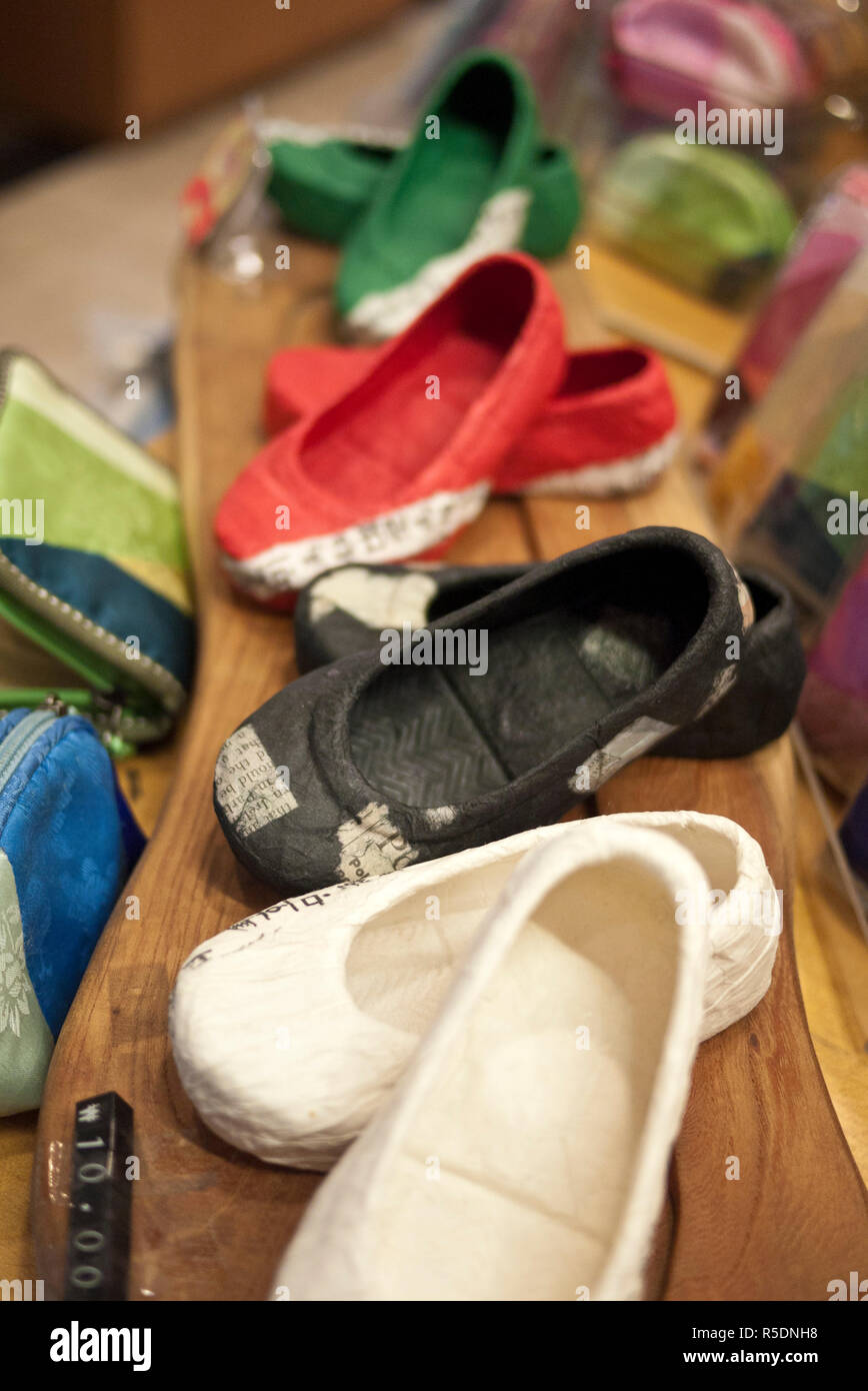 Korea, Seoul, Korea, Seoul, Shoes in shop in Insa-Dong Stock Photo - Alamy