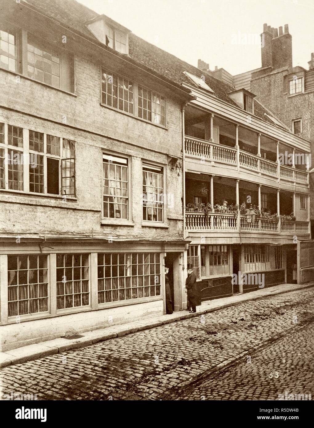 George Inn Yard, Southwark. One hundred and twenty plates with text, and fifteen unpublished plates. Society for photographing Relics of Old London. London, 1875. Source: Tab.700.b.3, plate 53. Stock Photo