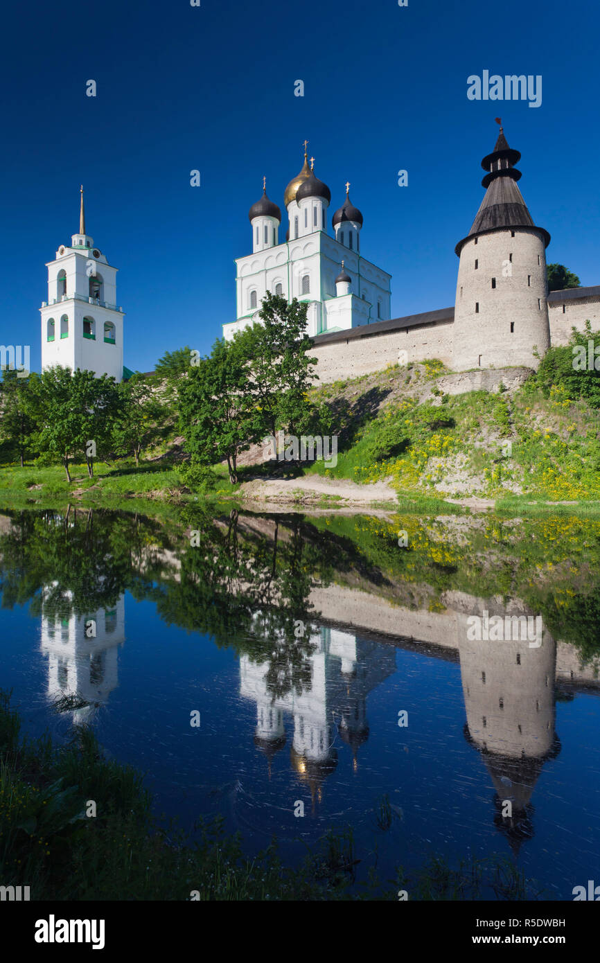 Russia, Pskovskaya Oblast, Pskov, Pskov Kremlin and Trinity Cathedral reflected in Pskova River Stock Photo