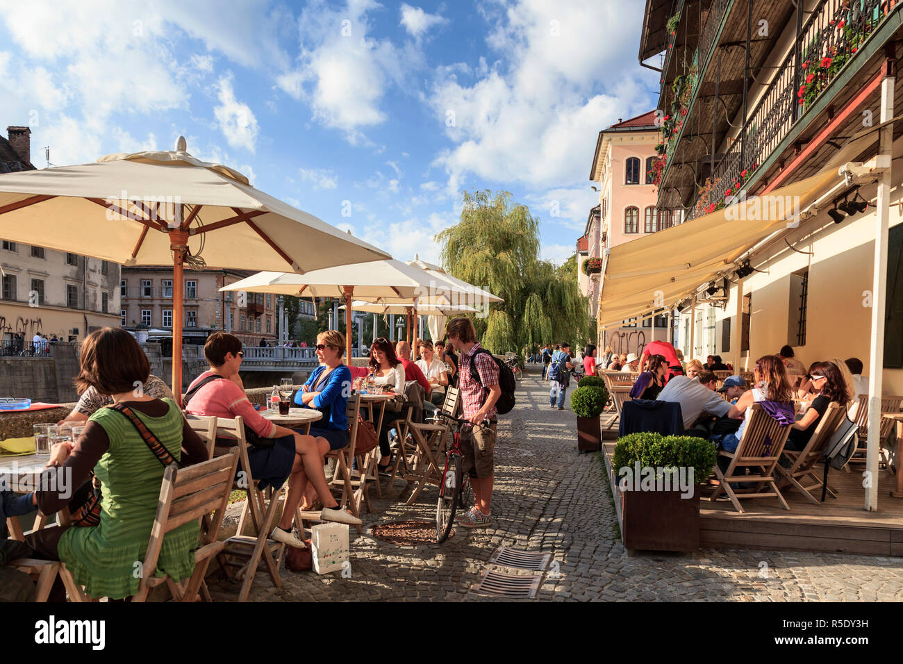 slovenia-ljubljiana-old-town-outdoor-cafes-on-ljubljanica-river
