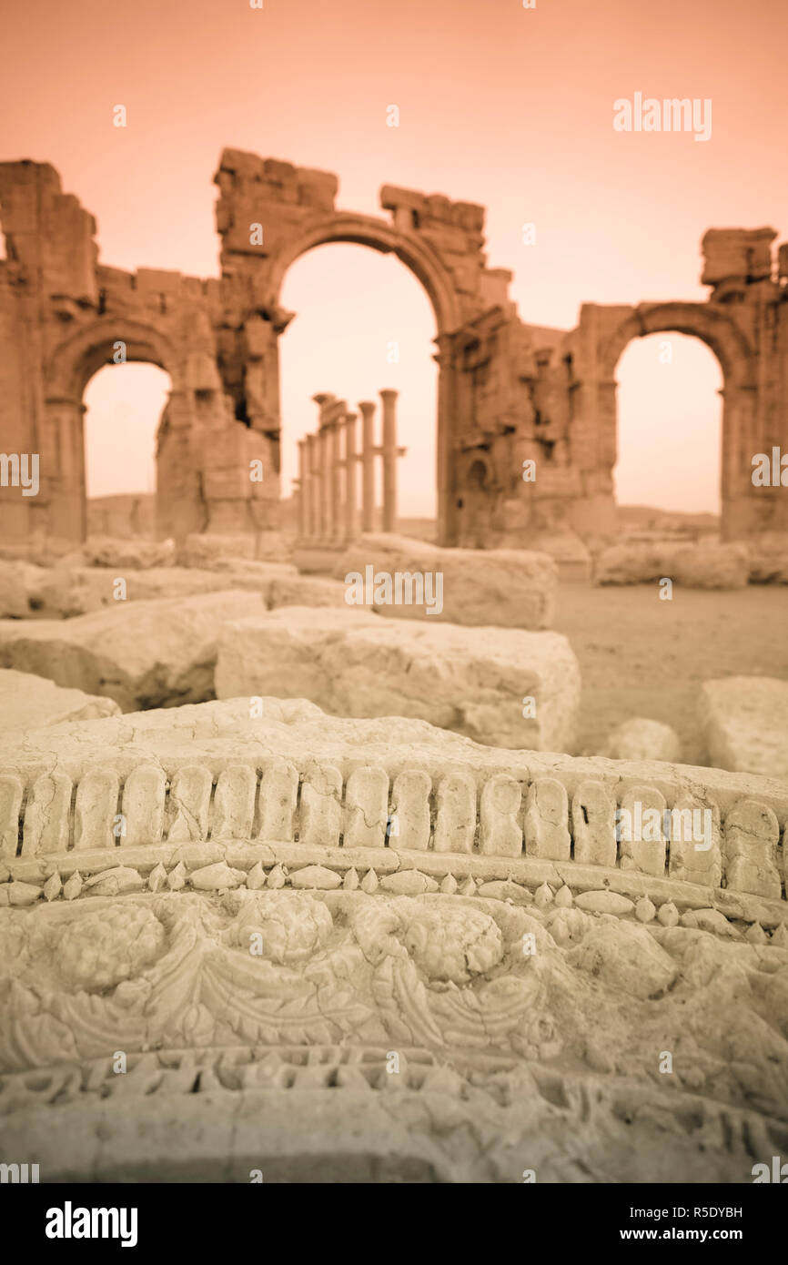 Syria, Palmyra ruins (UNESCO Site), Great Colonnade and Monumental Arch Stock Photo