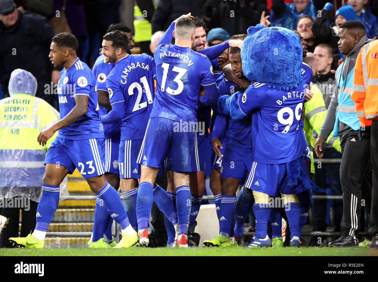 Cardiff City's Junior Hoilett (second right) celebrates scoring his side's second goal of the game with team-mates during the Premier League match at Cardiff City Stadium. Stock Photo