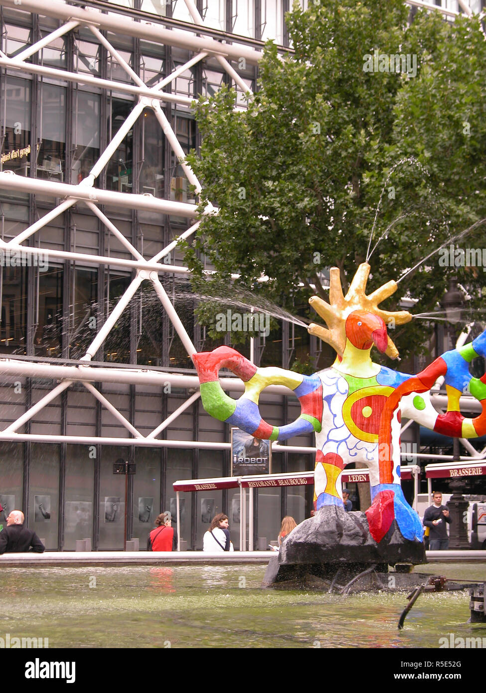 Centre Georges Pompidou, Paris, France, and the weird fountains of Place Igor Stravinsky: L'oiseau de feu (Firebird) by Niki de Saint Phalle Stock Photo