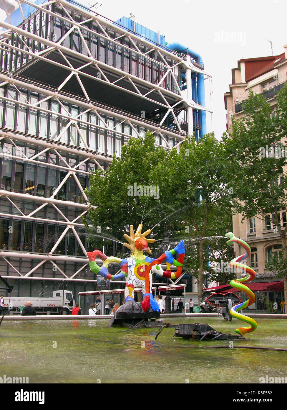 Centre Georges Pompidou, Paris, France and the weird fountains of Place Igor Stravinsky: L'oiseau de feu (Firebird) and Le Serpent by Niki de Saint Phalle Stock Photo
