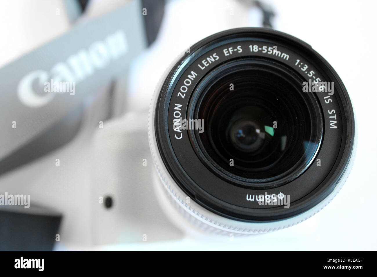 Camera Canon 100d eos, lens efs 18-55mm, editorial, illustrative Stock  Photo - Alamy