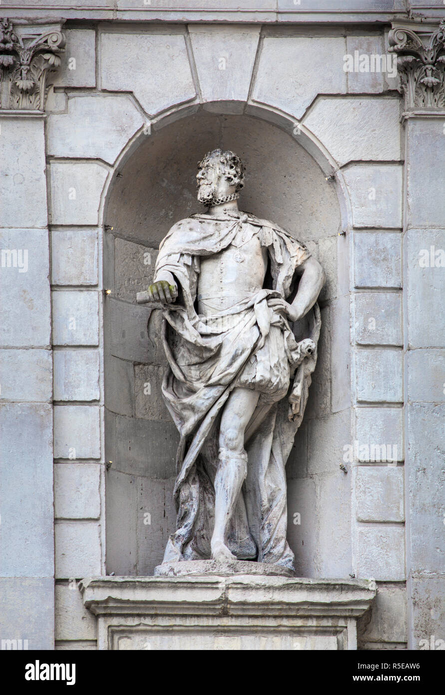 Statue of James 1st on the Temple Bar gateway which is now in Paternoster Square, London Stock Photo