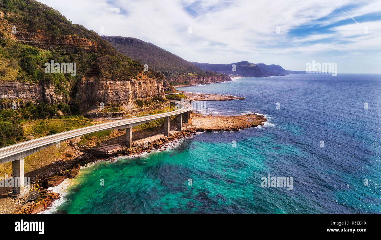 Edge of steep sandscone cliffs along Australian pacific coast with scenic Grand Pacific drive route via Sea Cliff bridge. Stock Photo