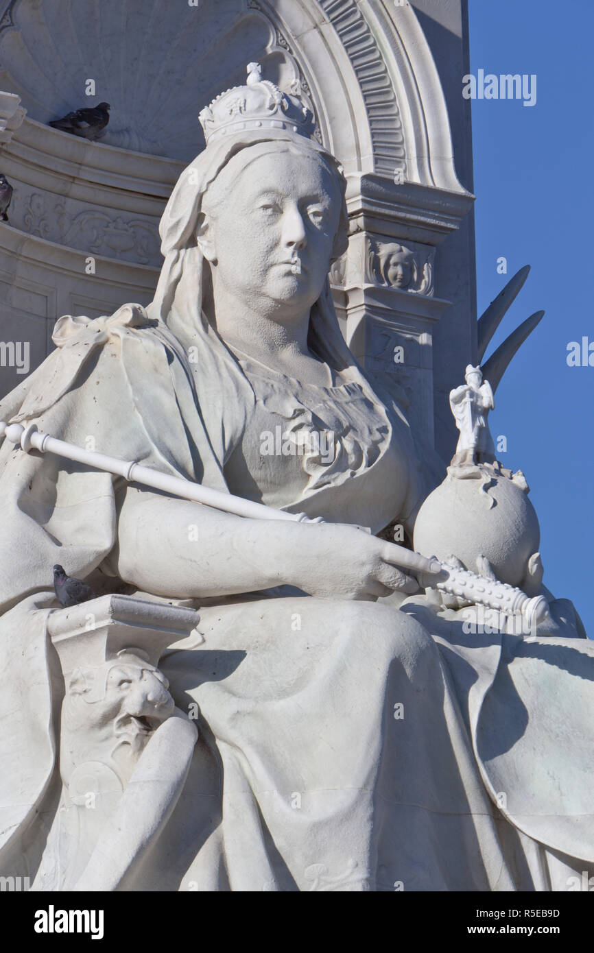 Victoria Memorial. The immense marble statue of Queen Victoria, by