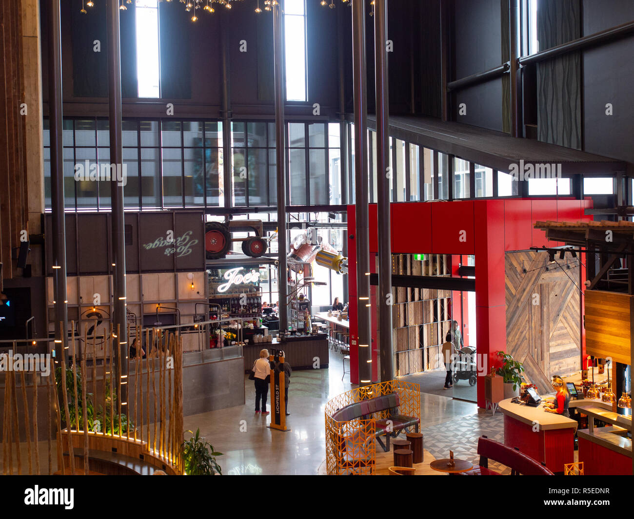Shopping mall people hi-res stock photography and images - Alamy