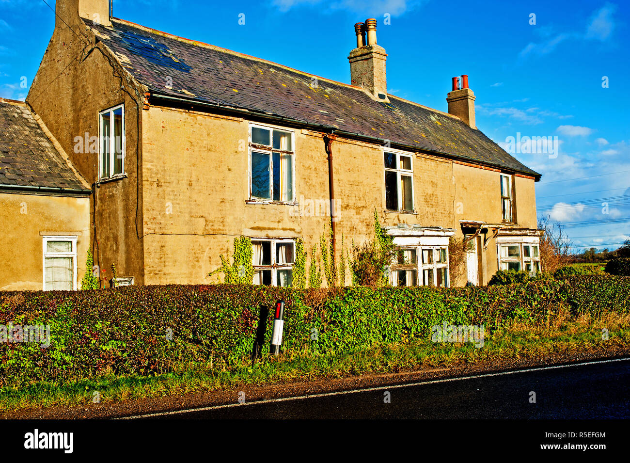 Run down farmhouse hi-res stock photography and images - Alamy