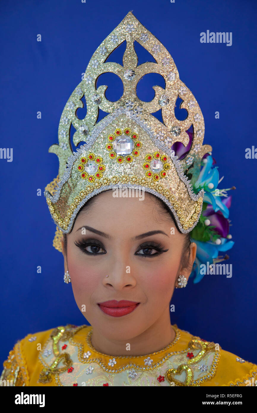 Traditional malay dress hires stock photography and images Alamy