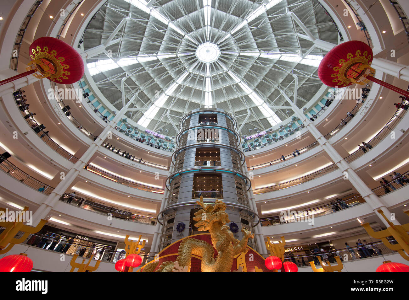 Suria KLCC shopping mall (under the Petronas Towers), Kuala Lumpur ...