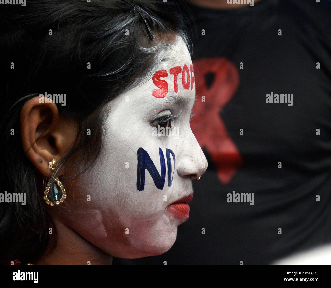 Kolkata, India. 30th Nov, 2018. Indian girls paint their face with HIV ...