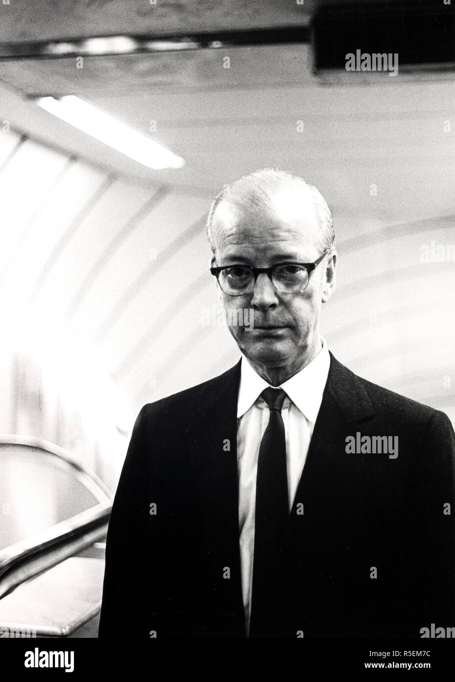 Eric Ambler. Eric Ambler  Photograph by Fay Godwin. . Source: FG361-1-36. Stock Photo