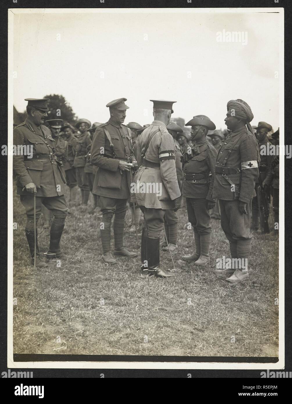 The General [Sir John Willcocks] talking to Indian officers at an inspection parade [Merville, France]. Other identified figures in the group are Brig-Gen. Blackader and Col. Anderson, 29th July 1915. Record of the Indian Army in Europe during the First World War. 20th century, 29th July 1915. Gelatin silver prints. Source: Photo 24/(166). Author: Girdwood, H. D. Stock Photo
