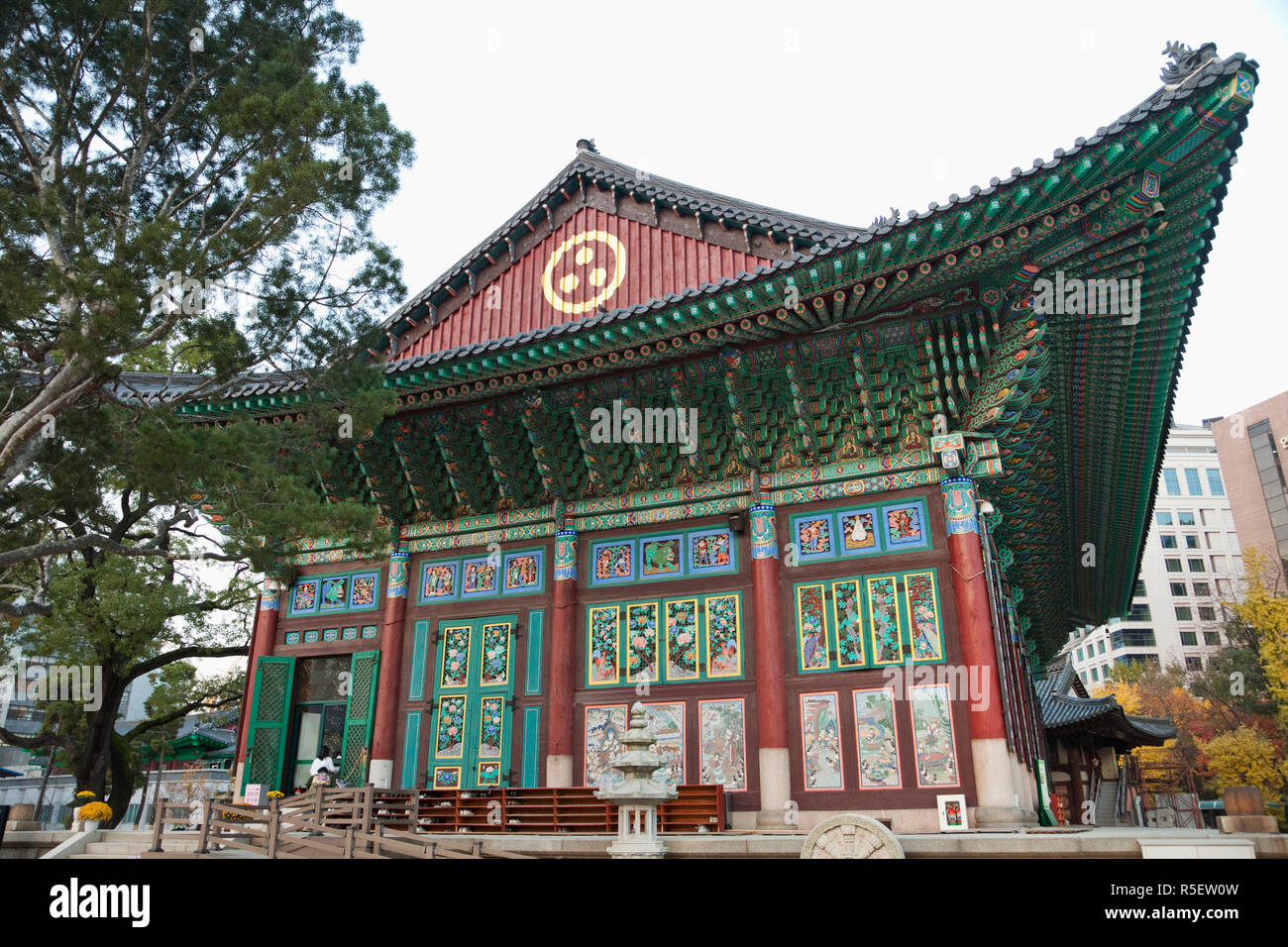 south-korea-seoul-jogyesa-temple-daeungjeon-or-hall-of-the-great