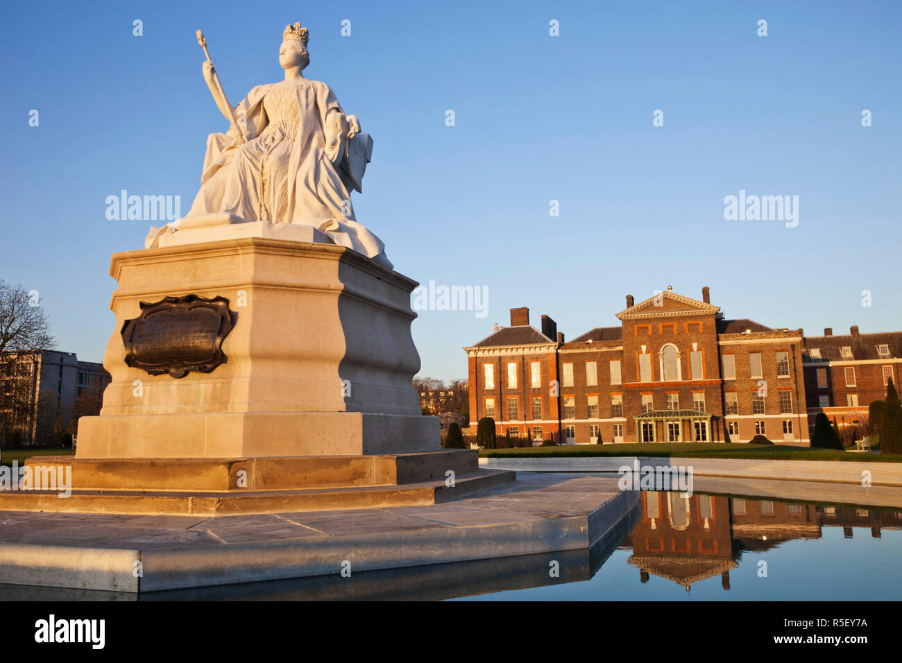 England, London, Kensington, Queen Victoria Statue and Kensington Palace Stock Photo