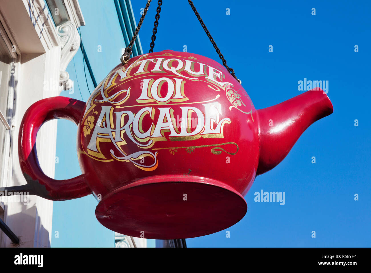 England, London, Nottinghill, Portobello Road, Giant Teapot Advertising Antique Arcade Stock Photo