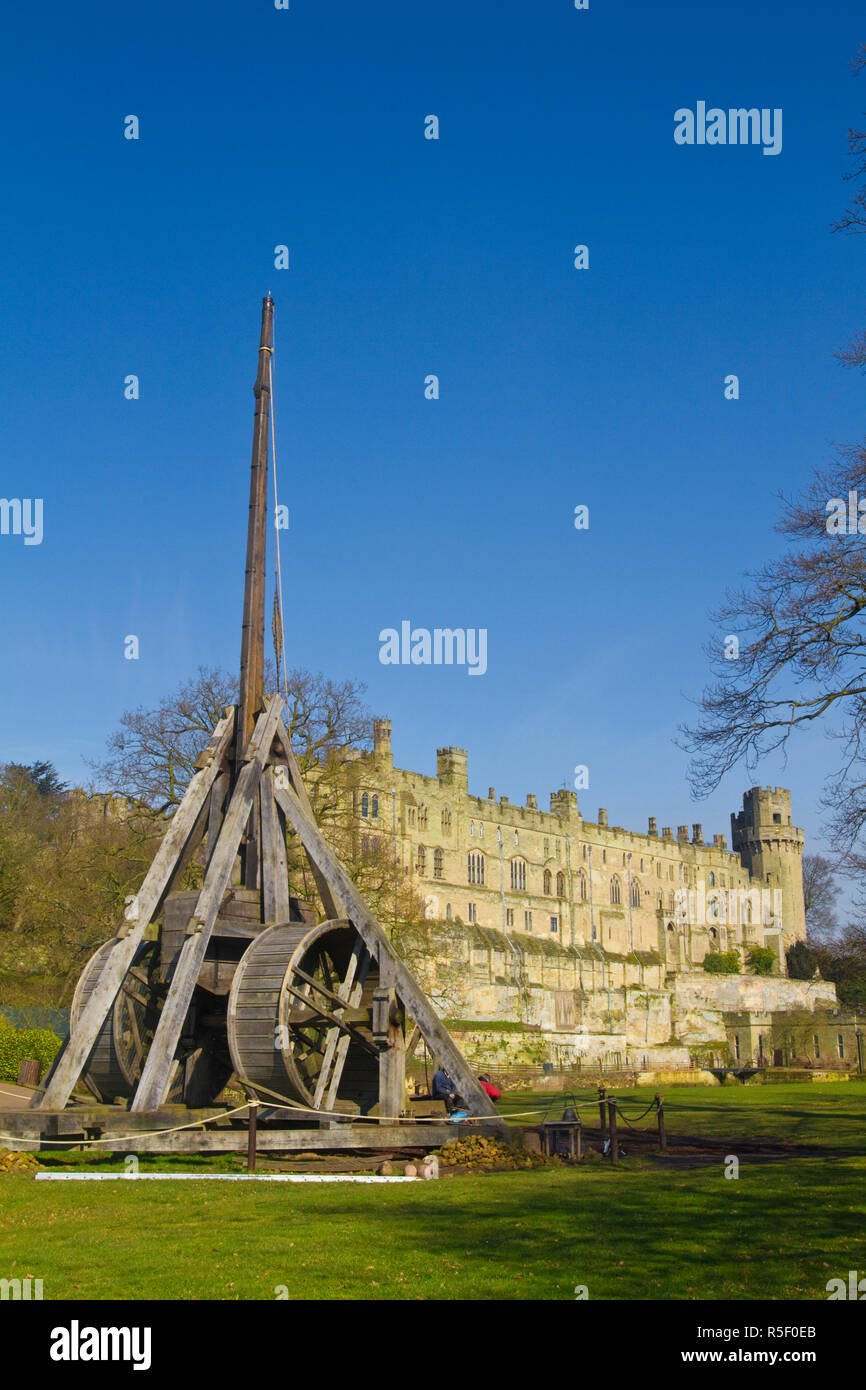 England, Warwickshire, Warwick, Warwick castle, The Worlds largest Trebuchet, which can propel projecties 25 metres into the air and as far as 300 metres Stock Photo