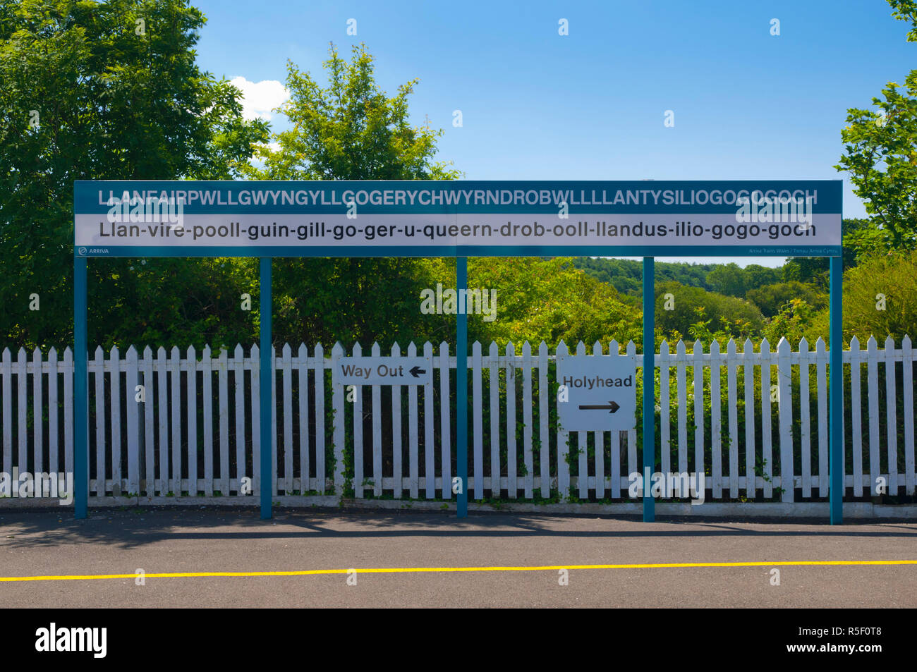Llanfairpwllgwyngyllgogerychwyrndrobwllllantysiliogogogoch hires stock