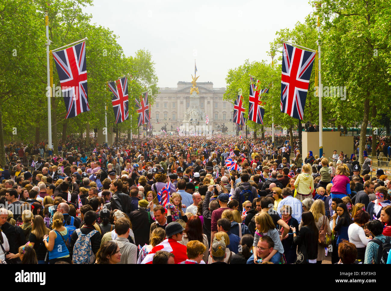 UK, England, London,  The Mall, Buckingham Palace, Crowds gathered for the wedding of Prince William, Duke of Cambridge and Catherine, Duchess of Cambridge (Kate Middleton) Stock Photo