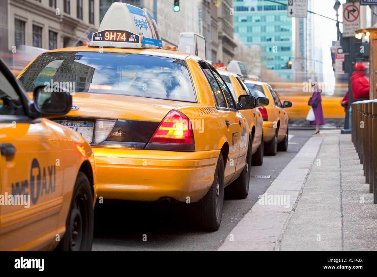 USA, New York City, Manhattan, Grand Central Station, Taxi rank outside ...