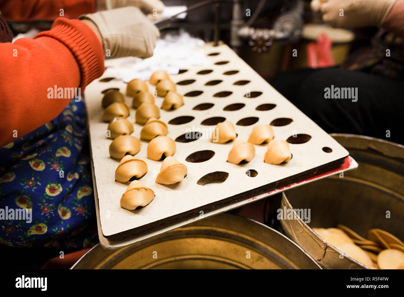 USA, California, San Francisco, Chinatown, fortune cookie factory Stock Photo Alamy