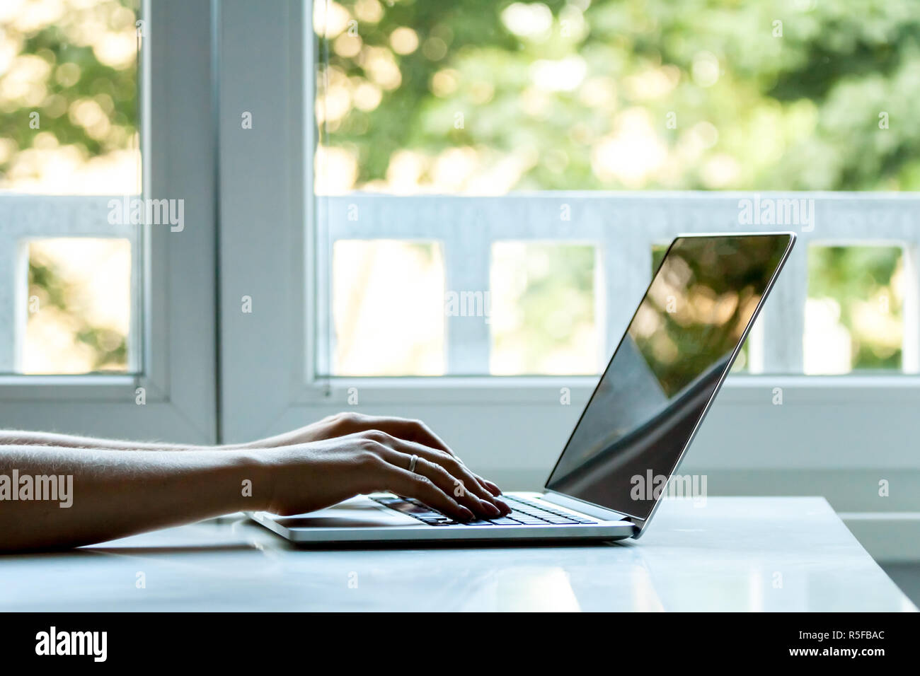 Hands typing on macbook work hi-res stock photography and images - Alamy