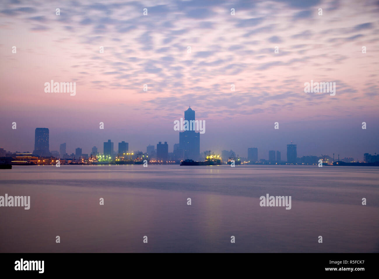 Taiwan, Kaohsiung, View of harbour looking towards the city and  Kaoshiung 85 Sky Tower - Tunex Sky Tower Stock Photo