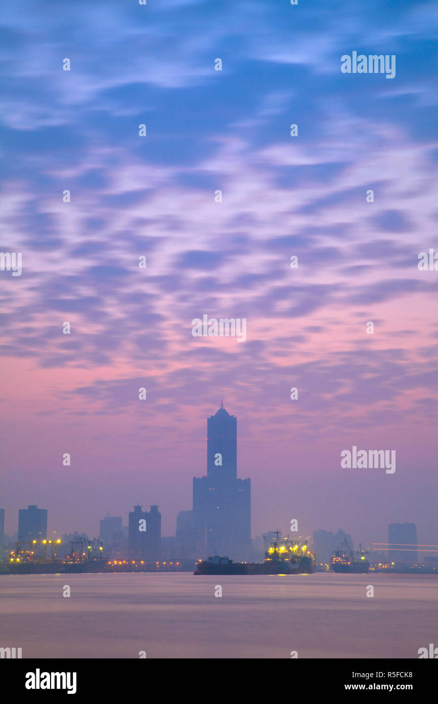 Taiwan, Kaohsiung, View of harbour looking towards the city and  Kaoshiung 85 Sky Tower - Tunex Sky Tower Stock Photo