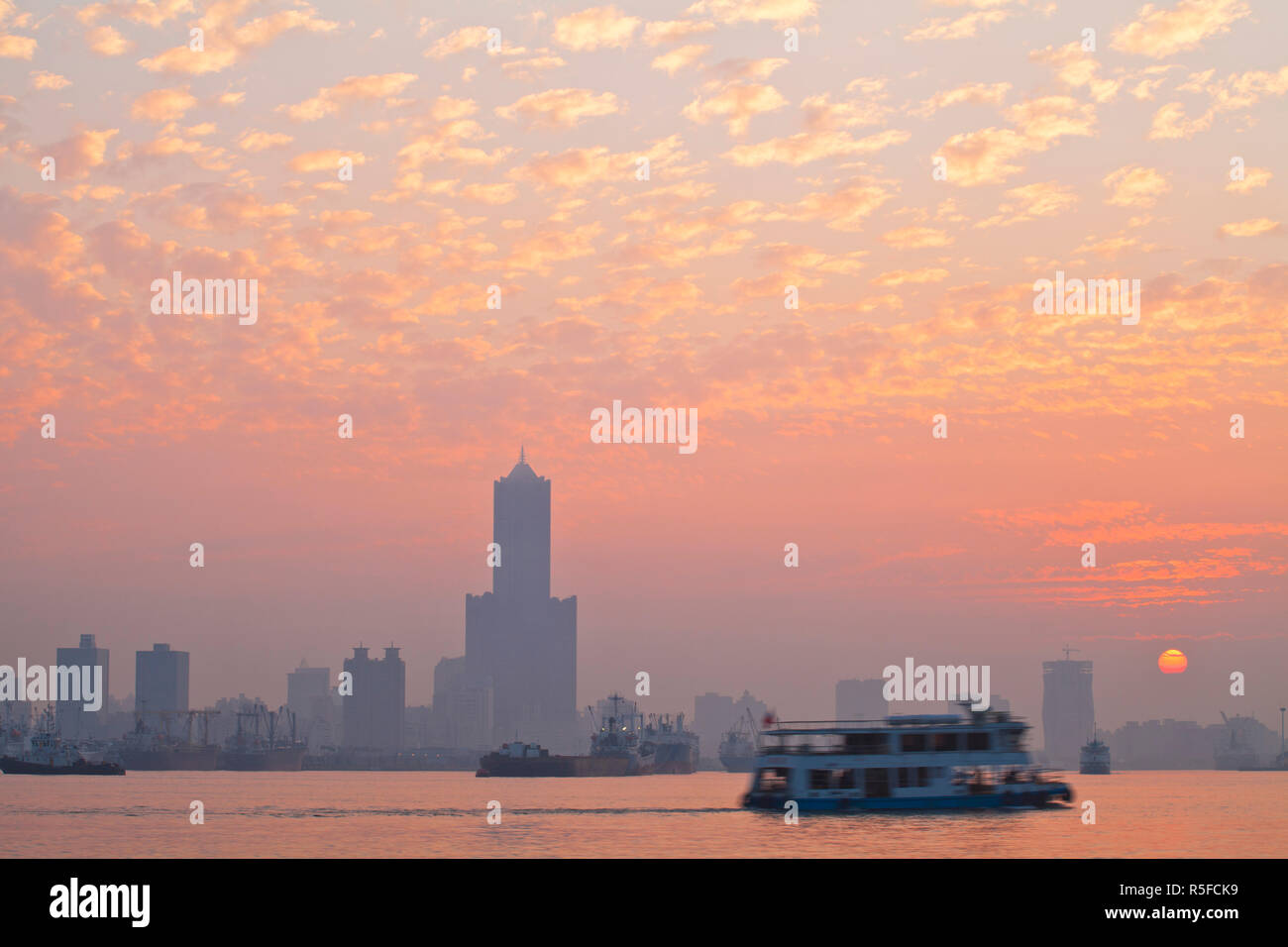 Taiwan, Kaohsiung, View of harbour looking towards the city and  Kaoshiung 85 Sky Tower - Tunex Sky Tower Stock Photo