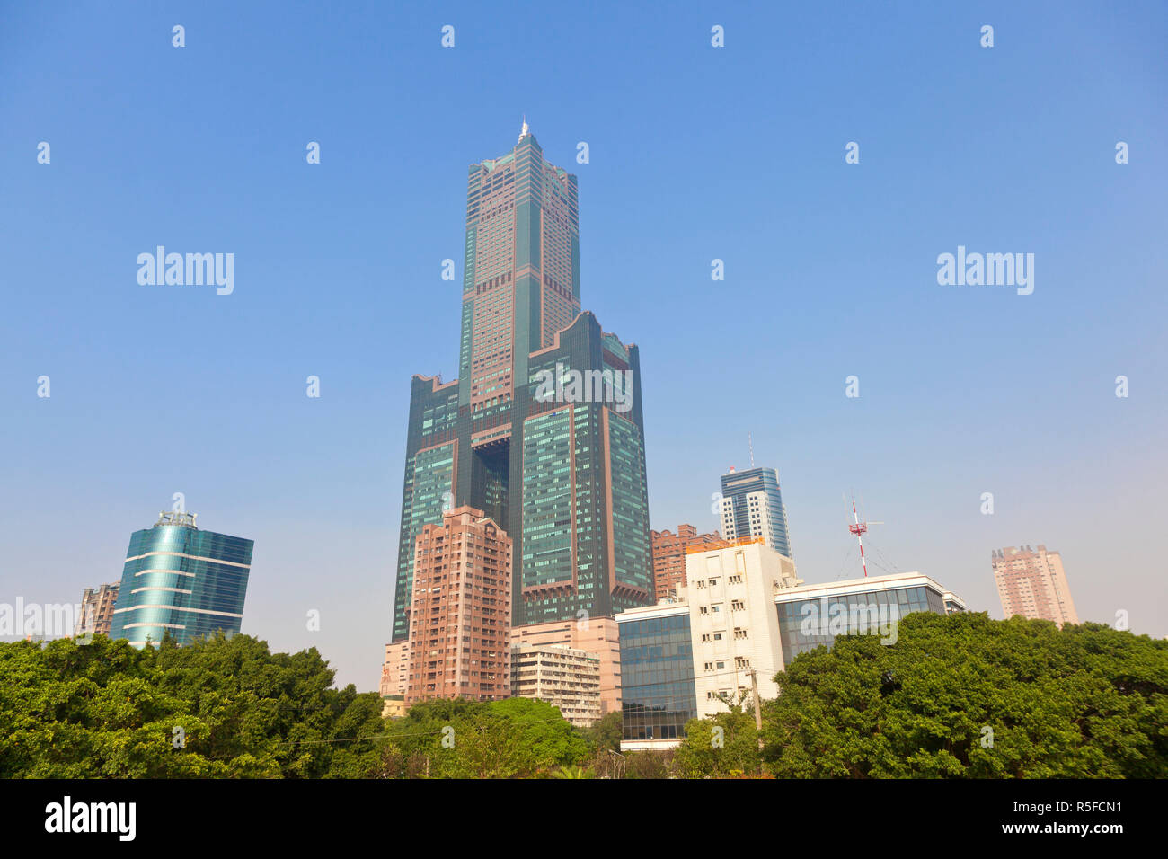 Taiwan, Kaohsiung, Singuang Ferry Whar, View of Kaoshiung 85 Sky Tower - Tunex Sky Tower Stock Photo