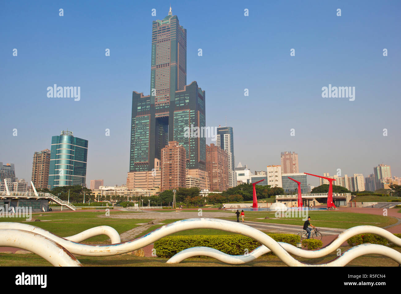 Taiwan, Kaohsiung, Singuang Ferry Whar, View of Kaoshiung 85 Sky Tower - Tunex Sky Tower Stock Photo