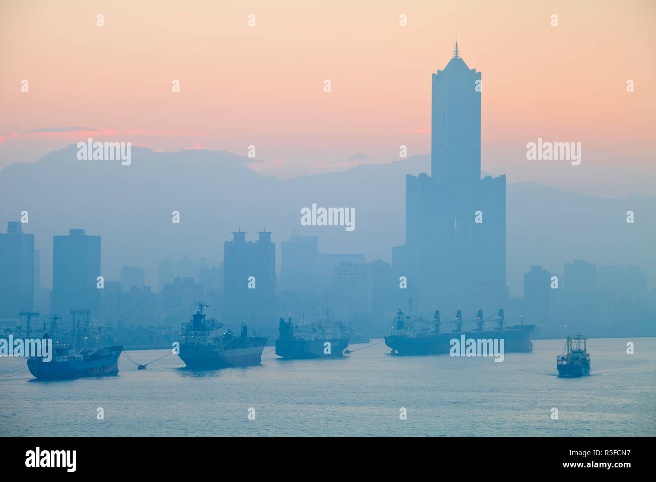 Taiwan, Kaohsiung, View of harbour looking towards the city and  Kaoshiung 85 Sky Tower - Tunex Sky Tower Stock Photo